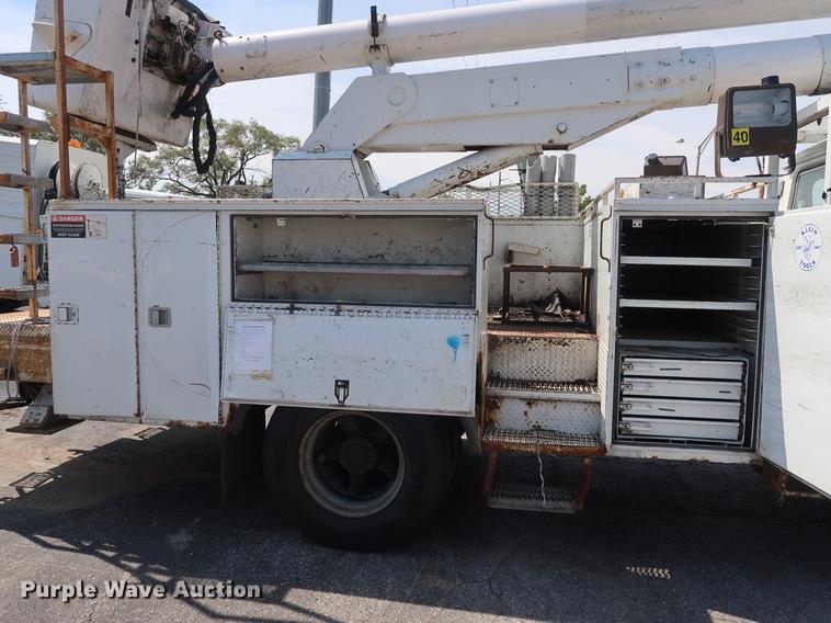 image for item DF2271 1994 International 4900 bucket truck
