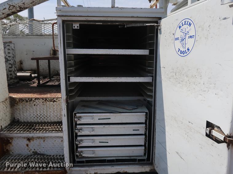 image for item DF2271 1994 International 4900 bucket truck