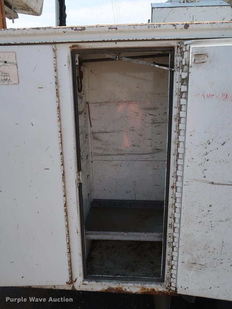 image for item DF2271 1994 International 4900 bucket truck