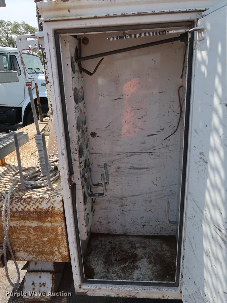 image for item DF2271 1994 International 4900 bucket truck