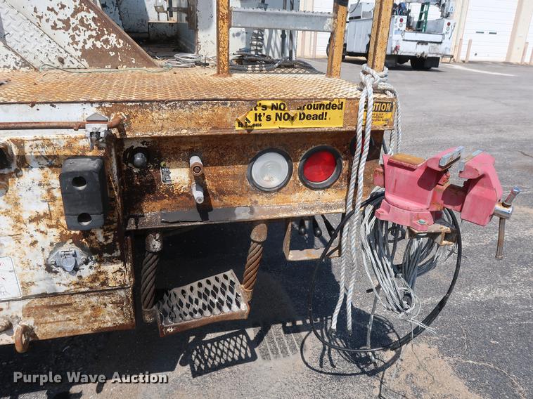 image for item DF2271 1994 International 4900 bucket truck