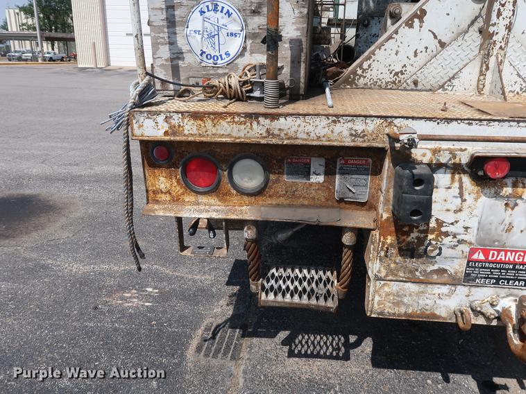 image for item DF2271 1994 International 4900 bucket truck