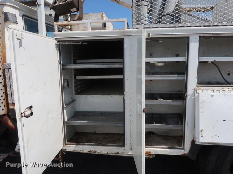 image for item DF2271 1994 International 4900 bucket truck