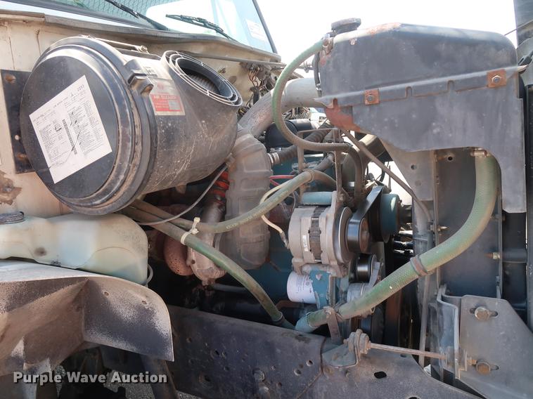 image for item DF2271 1994 International 4900 bucket truck