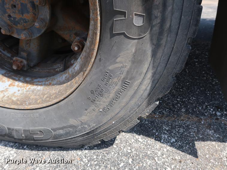 image for item DF2271 1994 International 4900 bucket truck