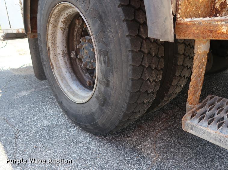 image for item DF2271 1994 International 4900 bucket truck