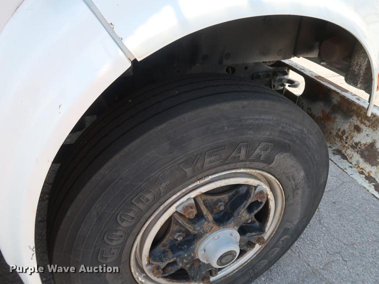 image for item DF2271 1994 International 4900 bucket truck