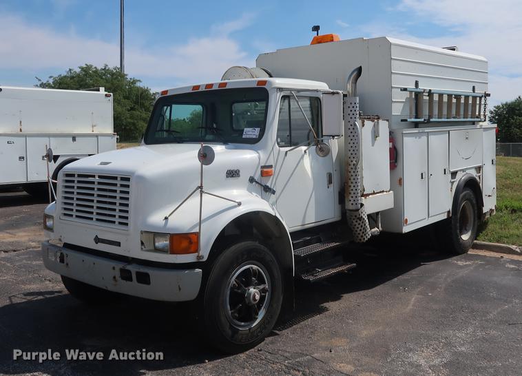 image for item DF2272 1996 International 4900 service truck