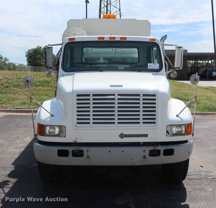image for item DF2272 1996 International 4900 service truck