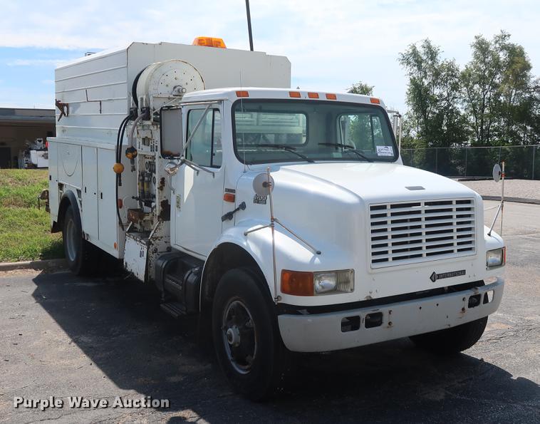 image for item DF2272 1996 International 4900 service truck