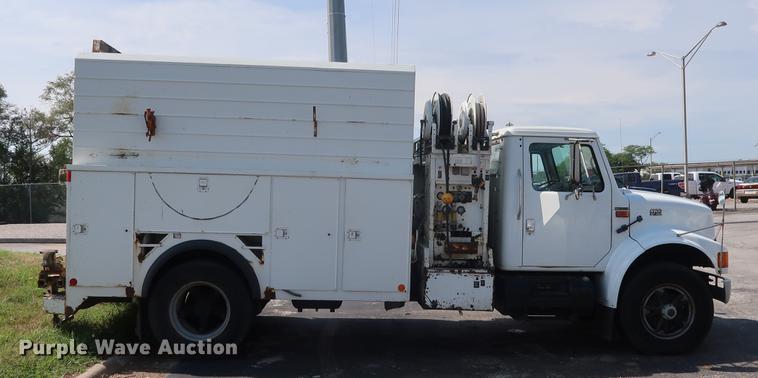 image for item DF2272 1996 International 4900 service truck