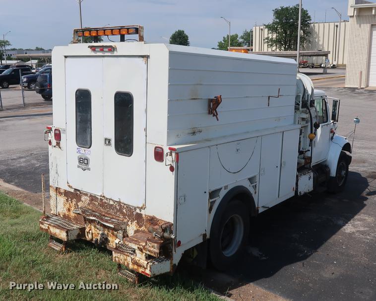 image for item DF2272 1996 International 4900 service truck