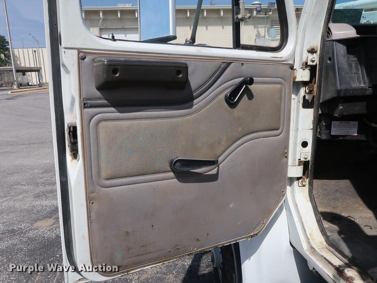 image for item DF2272 1996 International 4900 service truck