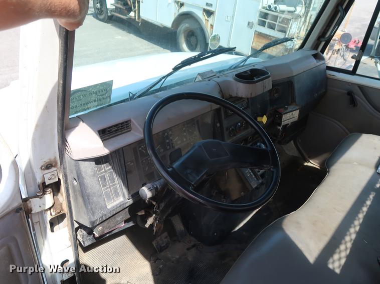 image for item DF2272 1996 International 4900 service truck