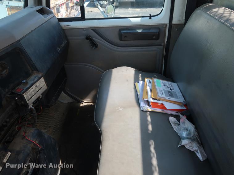 image for item DF2272 1996 International 4900 service truck