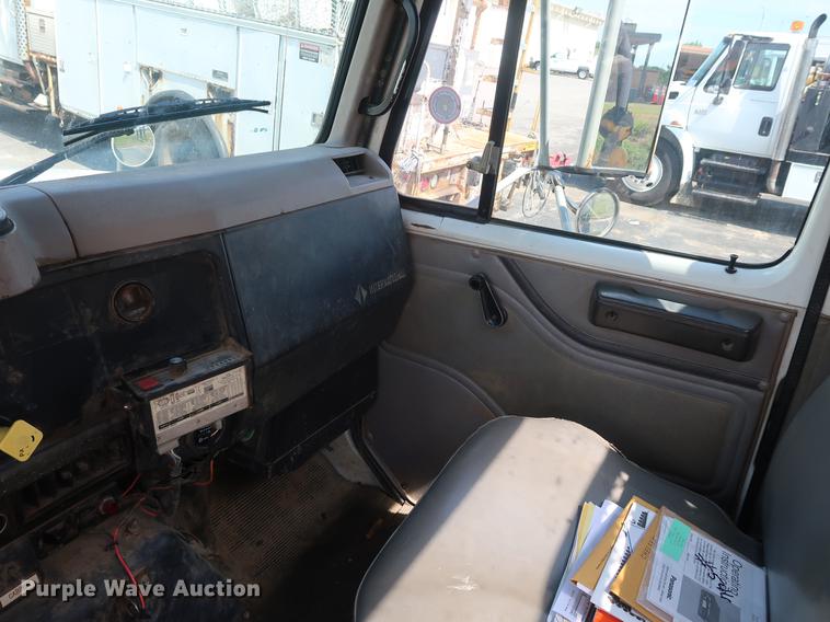 image for item DF2272 1996 International 4900 service truck