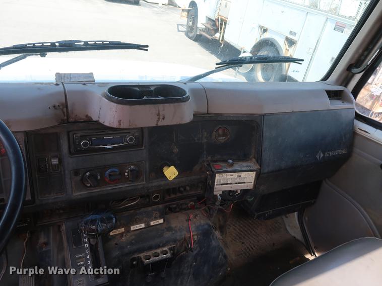 image for item DF2272 1996 International 4900 service truck