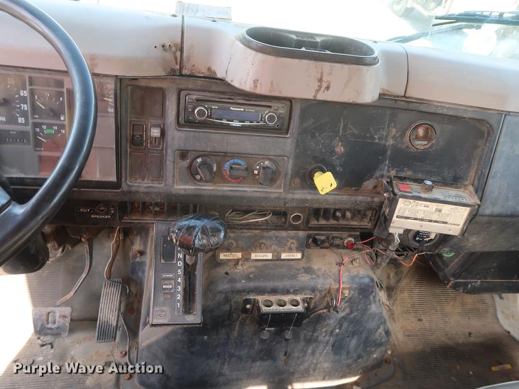 image for item DF2272 1996 International 4900 service truck