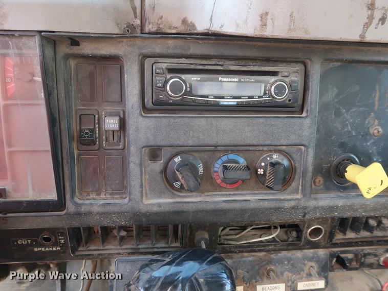 image for item DF2272 1996 International 4900 service truck