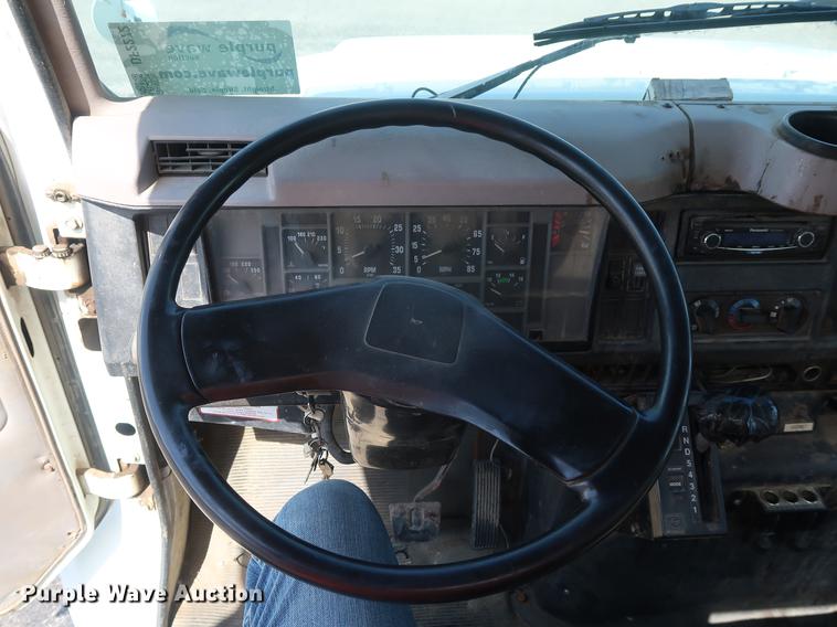 image for item DF2272 1996 International 4900 service truck