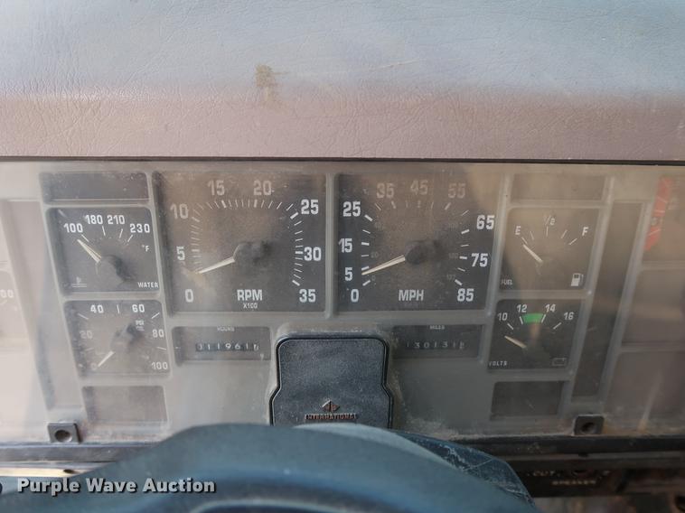 image for item DF2272 1996 International 4900 service truck