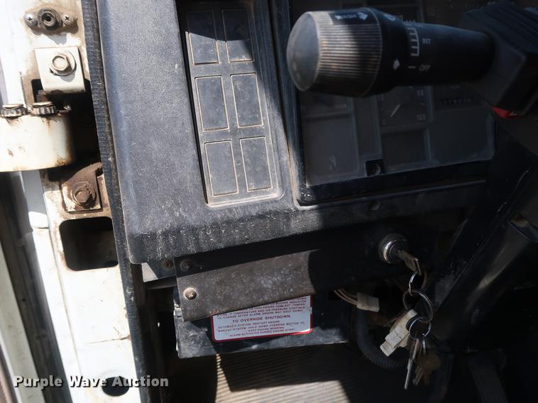 image for item DF2272 1996 International 4900 service truck