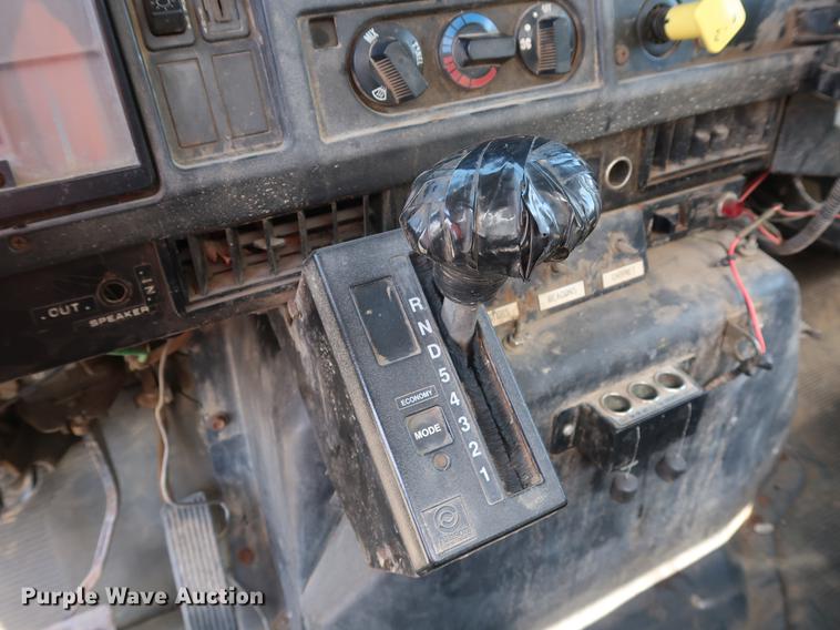 image for item DF2272 1996 International 4900 service truck