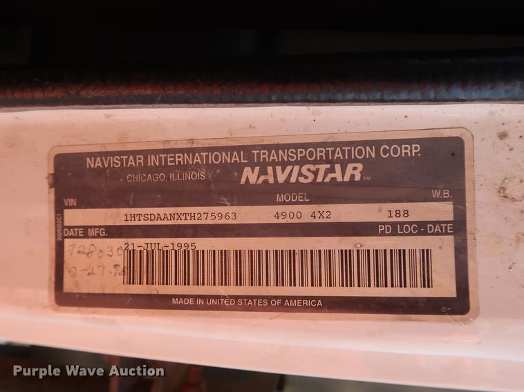 image for item DF2272 1996 International 4900 service truck