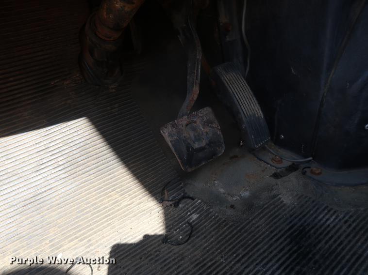 image for item DF2272 1996 International 4900 service truck