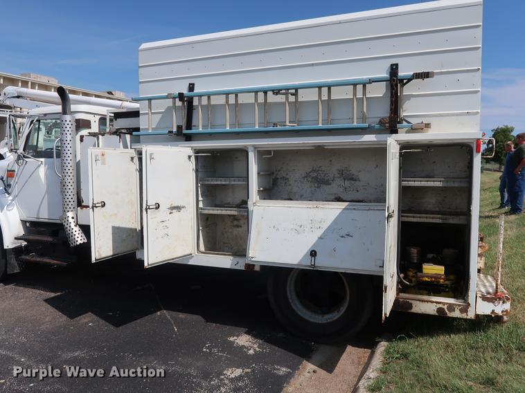 image for item DF2272 1996 International 4900 service truck
