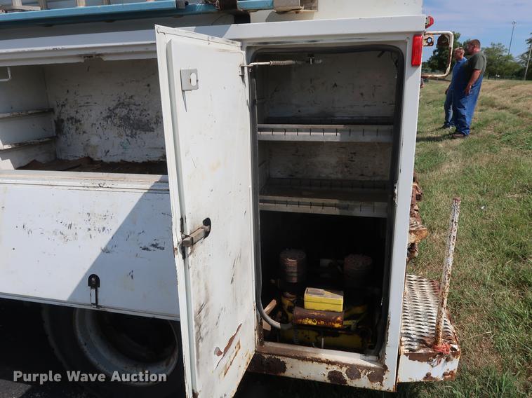 image for item DF2272 1996 International 4900 service truck