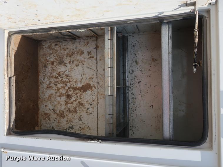 image for item DF2272 1996 International 4900 service truck