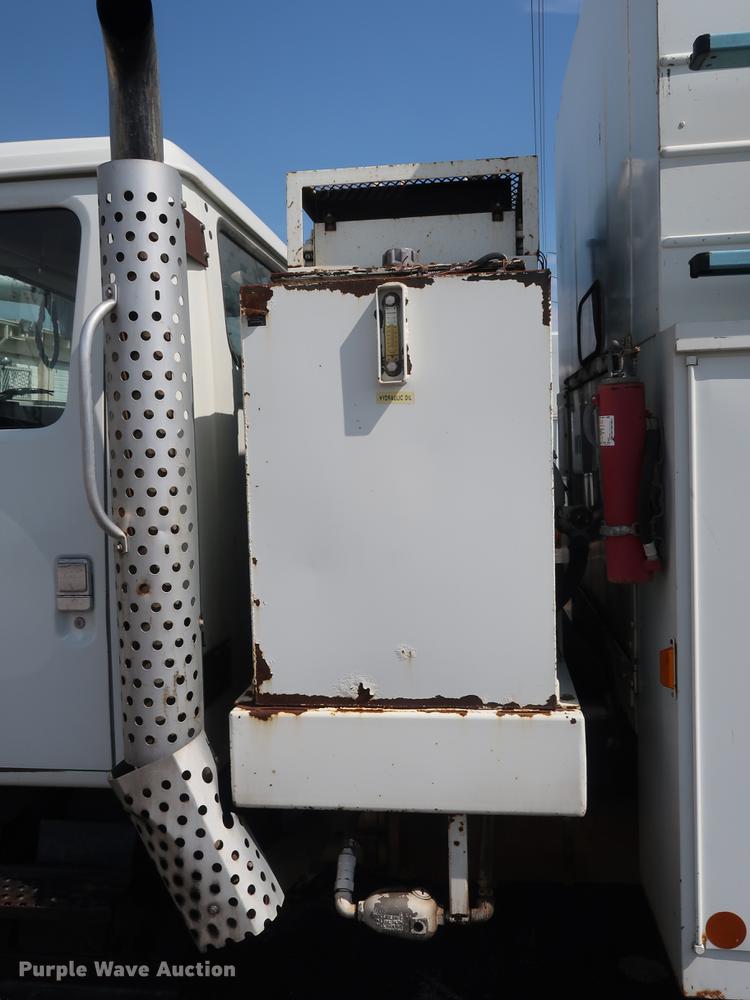 image for item DF2272 1996 International 4900 service truck