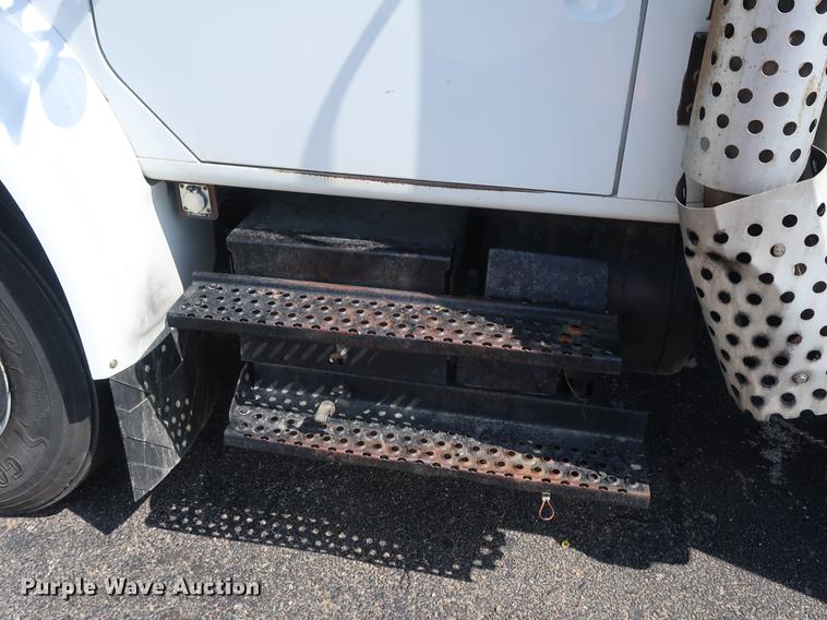 image for item DF2272 1996 International 4900 service truck