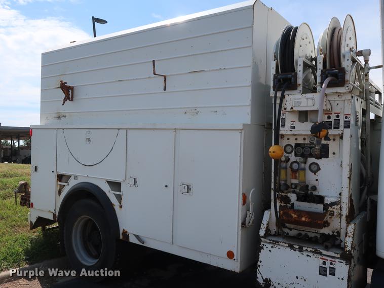 image for item DF2272 1996 International 4900 service truck