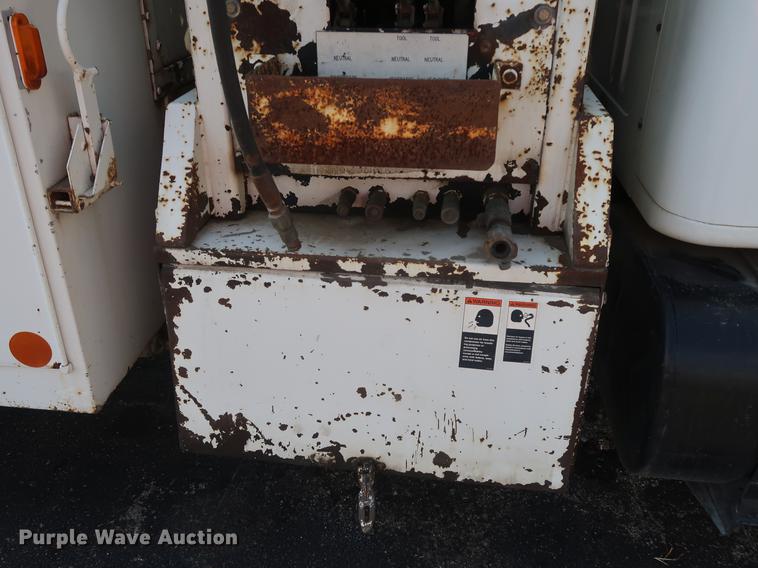 image for item DF2272 1996 International 4900 service truck