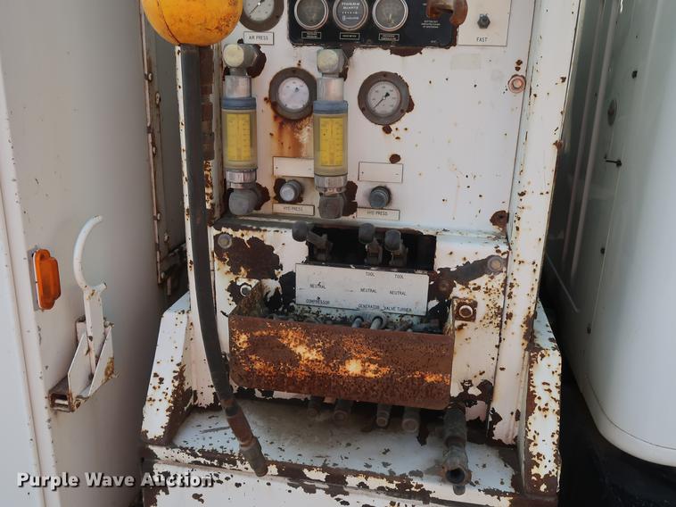 image for item DF2272 1996 International 4900 service truck