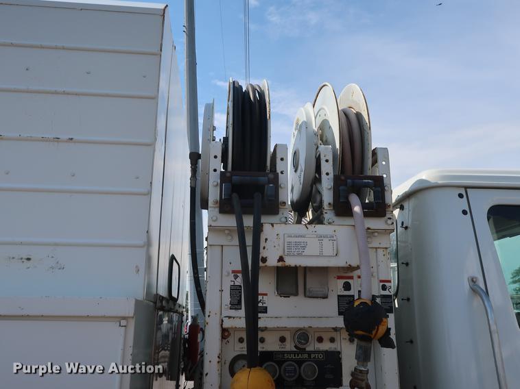 image for item DF2272 1996 International 4900 service truck