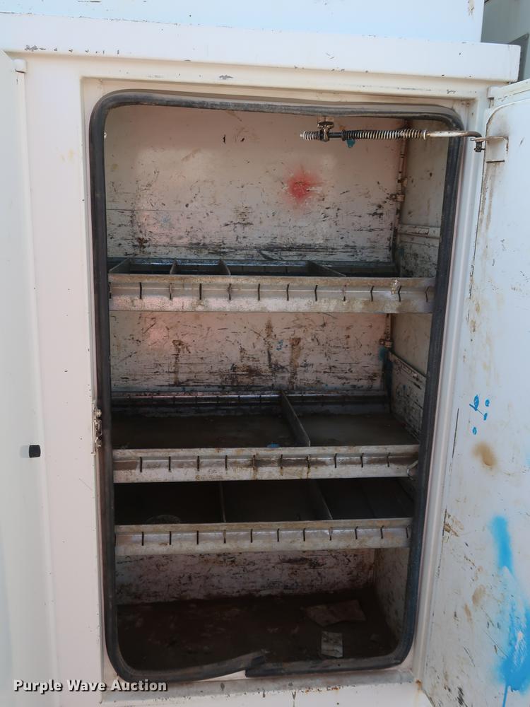 image for item DF2272 1996 International 4900 service truck