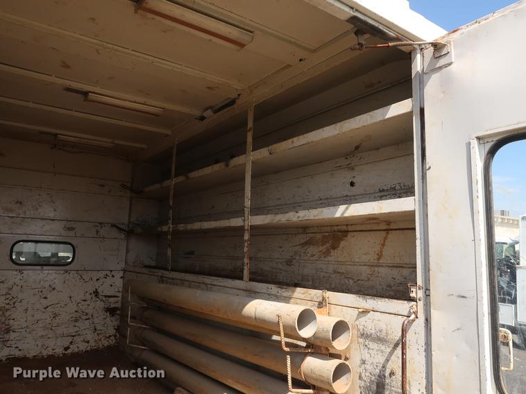 image for item DF2272 1996 International 4900 service truck