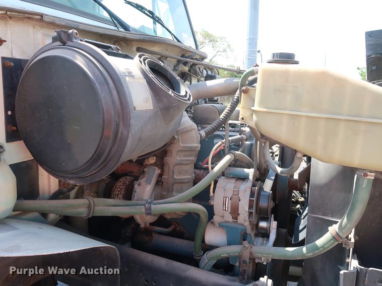 image for item DF2272 1996 International 4900 service truck