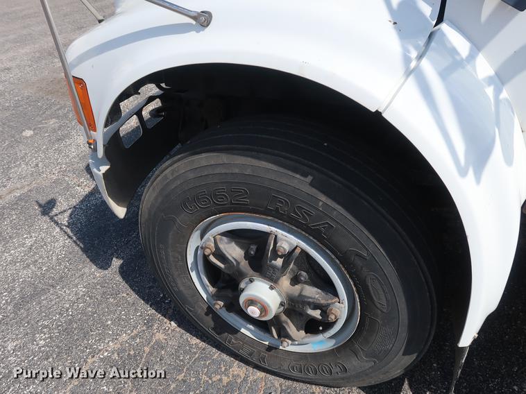 image for item DF2272 1996 International 4900 service truck