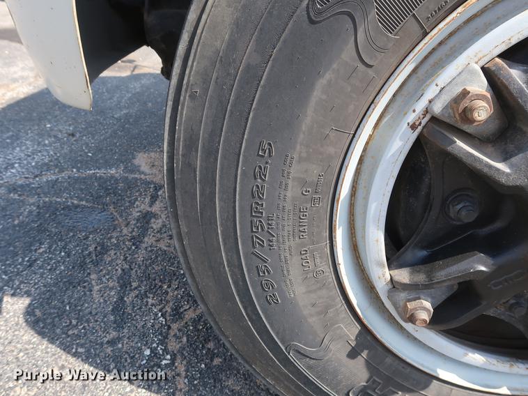 image for item DF2272 1996 International 4900 service truck