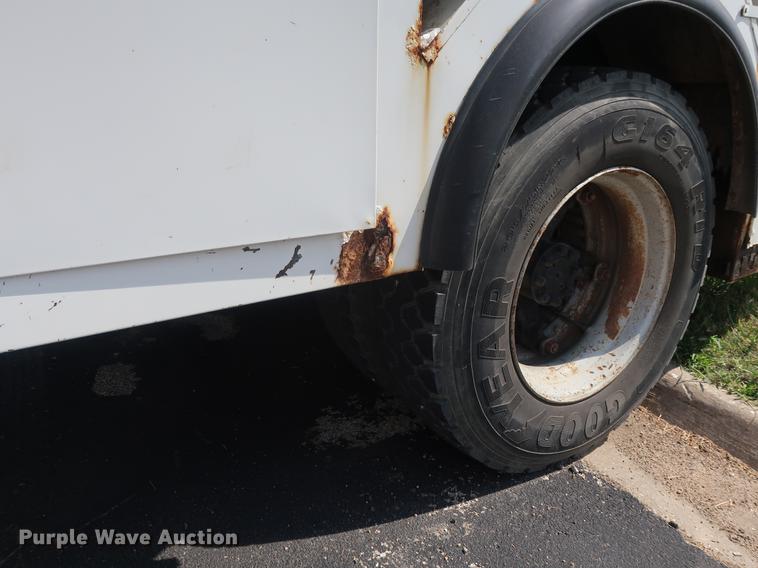 image for item DF2272 1996 International 4900 service truck