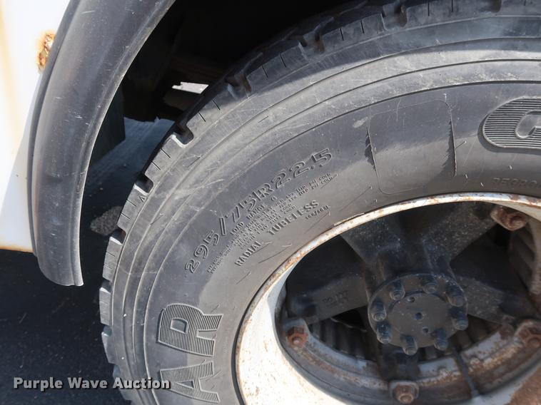 image for item DF2272 1996 International 4900 service truck