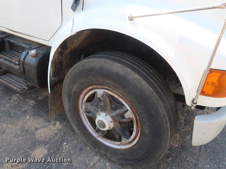 image for item DF2272 1996 International 4900 service truck