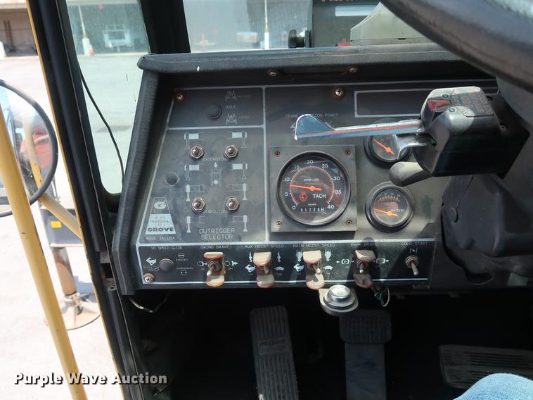 image for item DF2282 1989 Grove RT740B crane