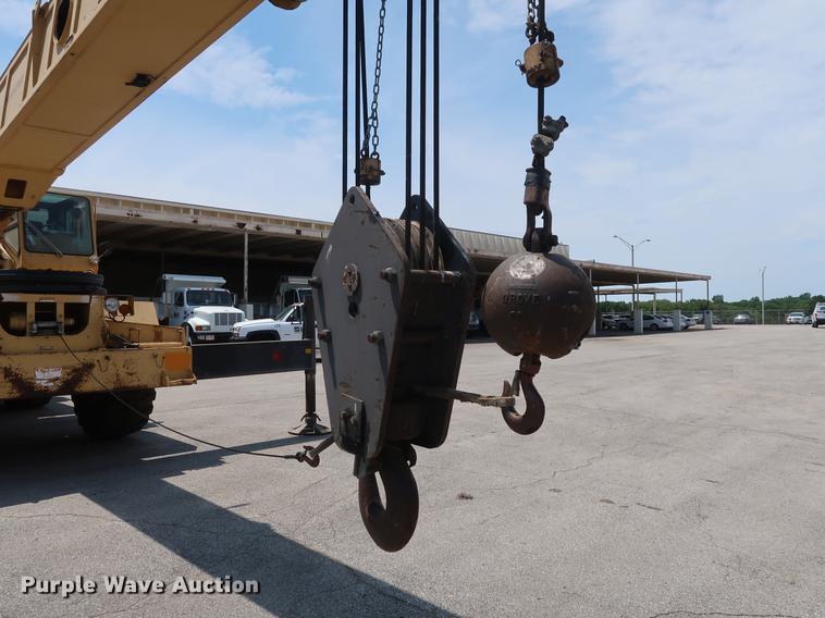 image for item DF2282 1989 Grove RT740B crane