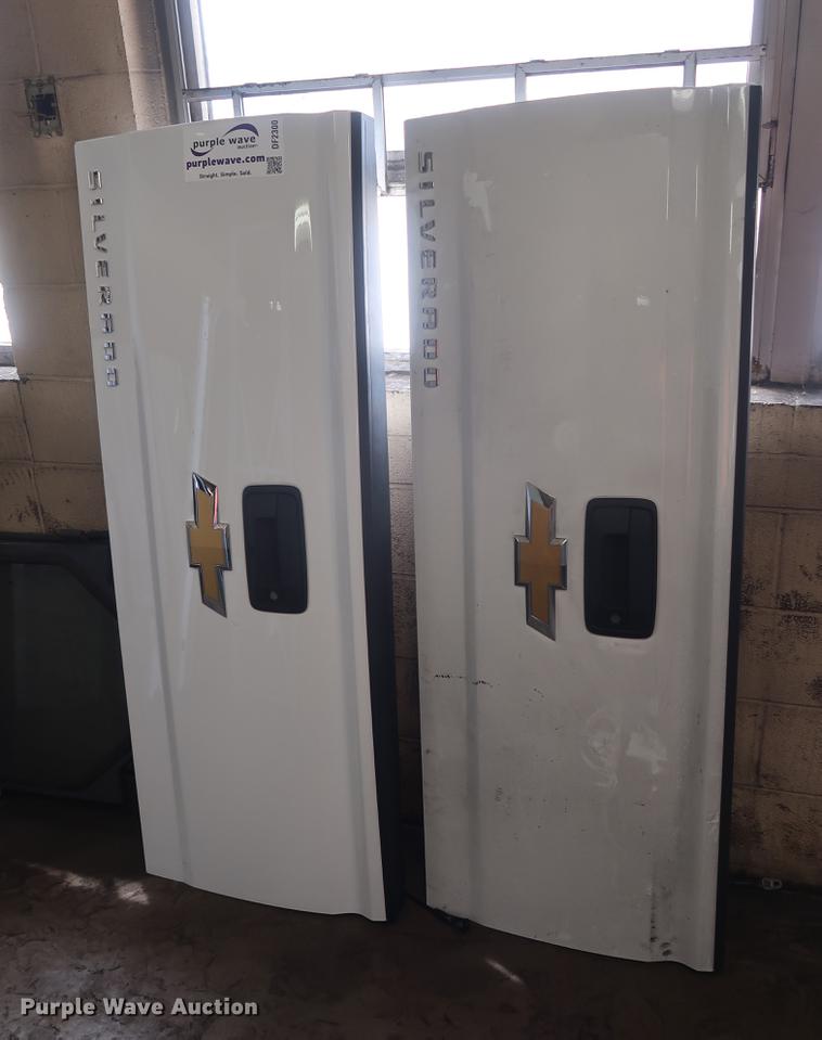 Chevrolet truck parts in Kansas City, KS Item DF2300 sold Purple Wave