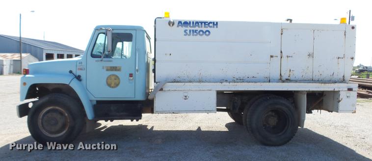 image for item EF9225 1984 International 1724 sewer jetter truck